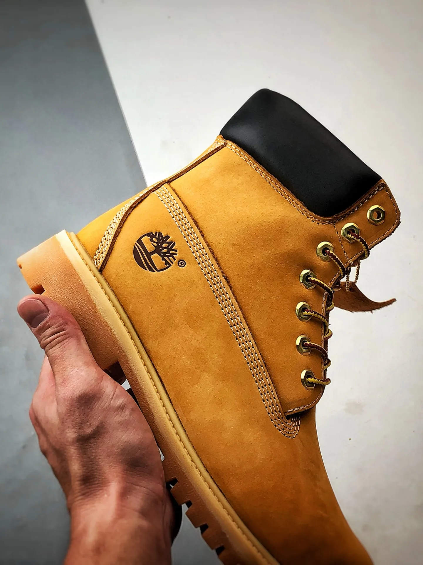 💰480 Timberland Timberland/Timberland 6 Inch Leather Boots (high cost-effective version) classic outdoor 6-inch rhubarb boots. Four-line computer stitching and the same imported first-layer nubuck leather with anti-waterproof function (all interiors are matched with genuine leather materials!!) Original consistent full nubuck leather collar, anti-fatigue shock absorption, honeycomb PU insole, lightweight non-slip rubber two-color combination sole ❗️Original hardware molded shoelace buckle Newly upgraded top-notch craftsmanship. Original factory in Zhongshan. Original imported waterproof leather. Injection molded outsole. Horizontal folding dynamic water-repellent. Original uniform fully frosted leather collar. Brand new original factory packaging shoe box. Item number: TB010061713. Female size: 35.5 36 37 37.5 38 38.5 39. Male size: 39.5 40 41 41.5 42 43 44 45 (leather shoe size)